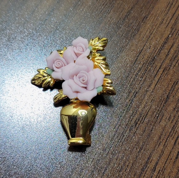 Avon KC Vintage Pink Roses Goldtone Vase Brooch - Picture 4 of 7